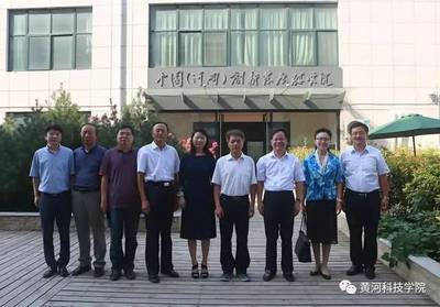 我校示范性應(yīng)用技術(shù)類(lèi)本科院校建設(shè)工作接受省教育廳年度考核