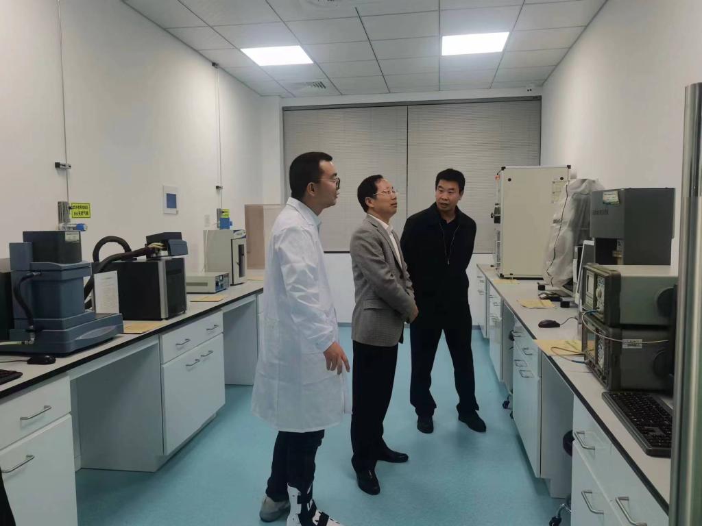 校領(lǐng)導(dǎo)深入國(guó)家木質(zhì)資源綜合利用工程技術(shù)研究中心調(diào)研指導(dǎo)